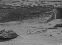 La cámara del rover curiosity tomó esta fotografía que muestra una extraña puerta en Marte.