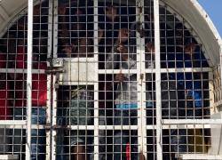 Migrantes haitianos son trasladados hacinados dentro de un camión hacia un paso transfronterizo.