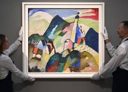 La obra Murnau Mit Kirche II de Wassily Kandinsky, que perteneció a una alemana judía asesinada por los nazis, alcanzó un precio récord en una subasta en Londres, al venderse por 41,8 millones de euros.
