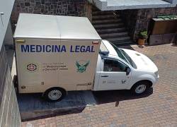 Vehículo de medicina legal llegando después de una alerta de presunto suicidio en Quito. Archivo