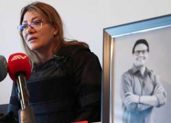 Verónica Sarauz, viuda de Fernando Villavicencio, en una rueda de prensa posterior al asesinato del excandidato presidencial.