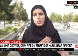 Clarissa Ward, periodista de la CNN y corresponsal en Afganistán, abandonó el país rumbo a Catar por medio de los vuelos de evacuación de la fuerza aérea estadounidense.
