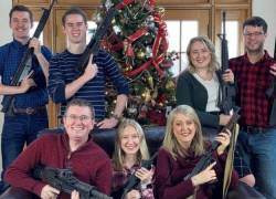Congresista de EE.UU. publica polémica foto navideña con armas de fuego, tras tiroteo en escuela