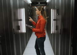 Una ejecutiva de Claro Ecuador revisa uno de los Data Center de la empresa.