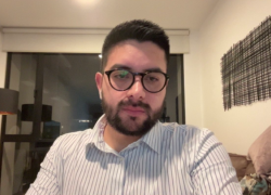 Fotografía que muestra al juez Carlos Serrano durante una llamada virtual.