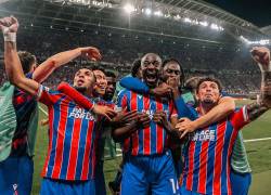 Jugadores de Crystal Palace celebrando la anotación de Jean-Philippe Mateta en la final de la UEFA Conference League.