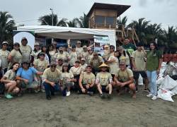 Un grupo de voluntarios y la empresa privada, Industria Ales, realizaron una jornada de limpieza de playas.