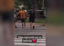 El emotivo momento en el que un hombre se quita sus zapatos y se los regala a un reciclador que trabajaba descalzo por la calle