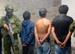 Fotografía de los menores bajo custodia de uniformados.