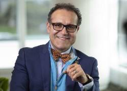 Brad Pitt producirá la película sobre 'Dr. Q', el inmigrante que cruzó el muro de Estados Unidos y se convirtió en el mejor neurocirujano