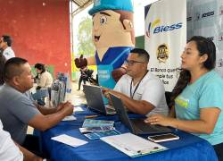 Colaboradores del Biess socializando los servicios y prestaciones que ofrece la entidad.