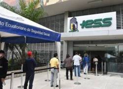 Afiliados en los exteriores del IESS.