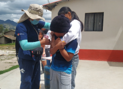 Un niño es vacunado por un miembro de las brigadas de salud que recorren el país para inmunizar a los infantes.