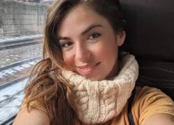 Fotografía de Ana María Knezevich a bordo de un tren.