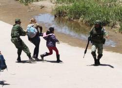 Guardia Nacional de México impide que migrantes crucen la frontera.