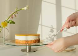 Mujer emplatando una tarta.