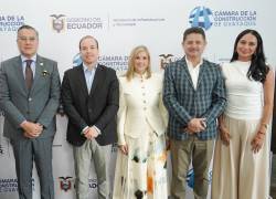 Marco Hidalgo, presidente de Megaproductos; Otton Lara, presidente de la Cámara de la Construcción de Guayaquil; Stefano Ferretti, director general de Ambiensa; Rhonda Cevallos, vicepresidenta Ejecutiva de Ambiensa; Daniel Elmir, viceministro de Desarrollo Urbano Sostenible y Vivienda; y Karla Moreira, jefa Comercial de Edimca.
