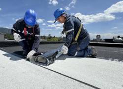Trabajadores aplican la nueva línea Ultra para cubiertas de Imptek, la cual puede llegar a reducir hasta un 50 por ciento del tiempo de instalación de un sistema de impermeabilización.