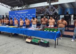 Los aprehendidos junto a las evidencias, en el cuartel Modelo en Guayaquil.