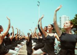 Decenas de jóvenes ejecutaron movimientos técnicos como plié, relevé, pirouette y port de bras en el Muelle de la Armada Nacional.