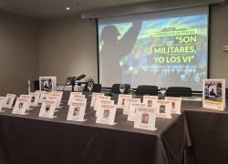 Carteles de los 33 casos de desaparicciones forzadas que acompaña el CDH Guayaquil.