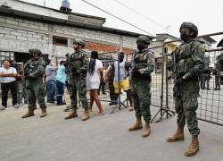 Miembros del Ejército ecuatoriano resguardan la zona de un vecindario de Guayaquil en la que se ocasionó una explosión, el pasado 15 de agosto de 2022, previo al último estado de excepción.