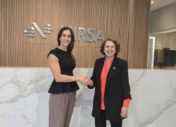 Melissa Aguirre, gerente de Asuntos Corporativos de NIRSA (izquierda); y Rosalía Arteaga, presidenta ejecutiva de Fundación FIDAL.