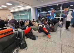 Aeropuerto de Quito publica el listado de los vuelos cancelados; pasajeros pernoctaron en las instalaciones