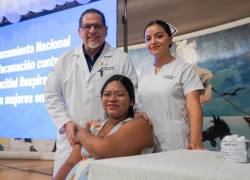 Fotografía que muestra al ministro de Salud, Juan Carlos Aveiga, en el Lanzamiento Nacional de Vacunación contra Virus Sincitial.