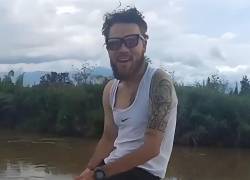 Captura de video en el que se observa cómo Montoya cae en el río y es arrastrado por la corriente.