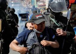 Manifestante es detenido por las fuerzas de seguridad en una protesta en La Paz, 21 de noviembre de 2019