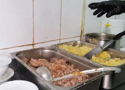 Fotografía del área de preparación de alimentos de picantería clausurada en Guayaquil.
