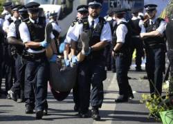La policía arresta a manifestantes en el puente de Waterloo, Londres.