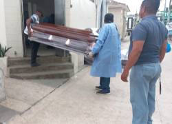 Los féretros llegaron al anfiteatro de Milagro donde realizaron la autopsia a los siete cadáveres, producto de la balacera en el cantón Yaguachi, provincia del Guayas