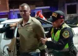 Fotografía que muestra al hombre, bajo custodia de la Policía del Distrito de Lima.