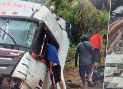 El vehículo pesado quedó volcado y sumergido dentro de una zanja.