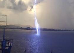 Un rayo impacta la superficie del río Guayas, la tarde de este jueves.