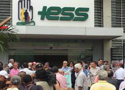 Pensionistas del IESS en los exteriores de una de las agencias del país.