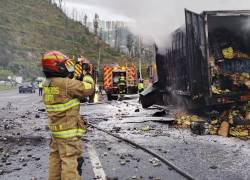 Vehículo incendiado causó preocupación en transeúntes.