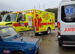Unidades de ambulancia de los Bomberos Cuenca llegaron a asistir a los turistas heridos en el Cajas.