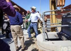 El embajador de Estados Unidos en México, Ken Salazar (d), señala un narcotúnel junto al subsecretario de Estado responsable de Narcotráfico Internacional y Asuntos de Seguridad de EE.UU., Todd Robinson (c-de espaldas).