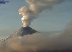 El volcán Cotopaxi lanza ceniza a unos mil metros de altitud