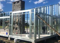 El método steel framing, conocido por su rapidez de ejecución, minimiza el desperdicio de materiales y reduce significativamente el tiempo de construcción.