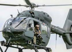 Militar dentro de helicóptero de la Fuerza Aérea Ecuatoriana. Foto: Twitter / FuerzaAereaEc