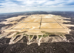 Fotografía aérea del terreno aplanado de la fallida Refinería del Pacífico.