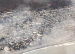 Vista aérea de los edificios dañados en Lahaina, Hawái, como consecuencia de un gran incendio forestal