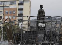 Rodean con vallas la estatua de Isabel la Católica en Quito; policía se moviliza para evitar vandalismo