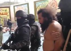 Captura de video en el que elementos de la Policía trasladan a alias Fito fuera de la Cárcel Regional de Guayaquil hacia la prisión de máxima seguridad La Roca.