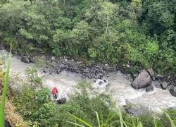 Un vehículo se precipitó al abismo en la vía Alóag - Santo Domingo.