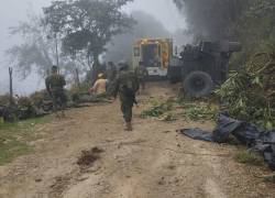 Fotografía en la que se aprecia el vehículo militar volcado.